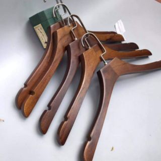 com bo kẹp gỗ , móc áo nâu.