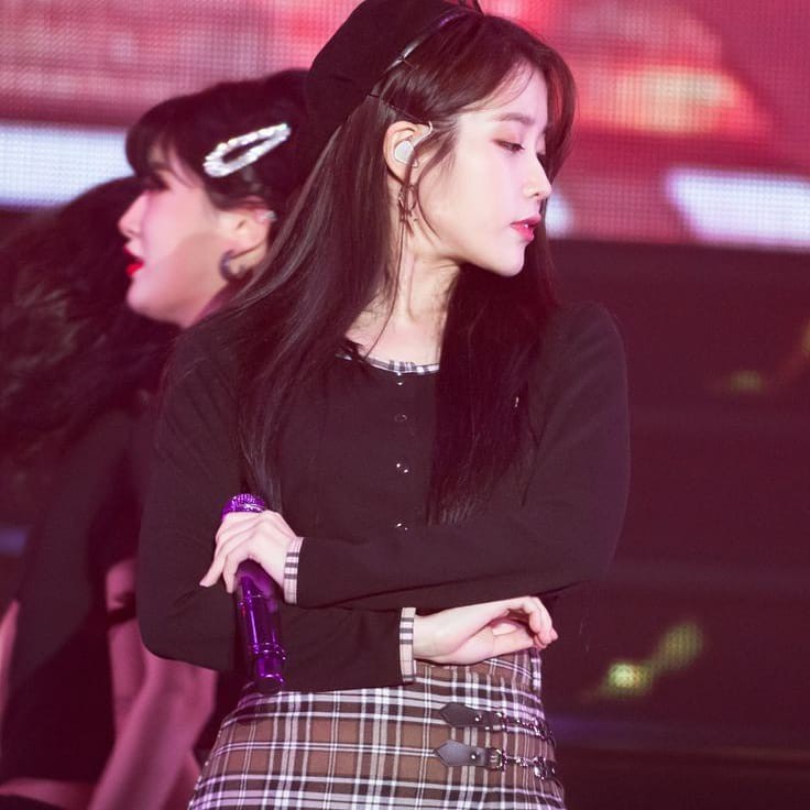 Set áo tay dài và váy CARO IU thích hợp đi chơi