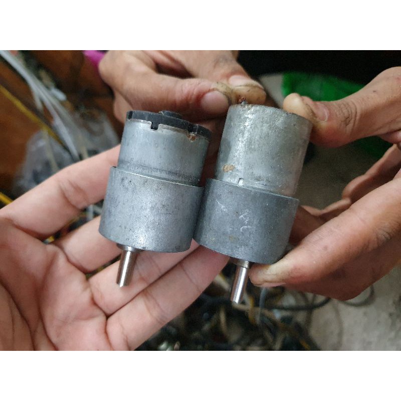 1 cái Mô tơ chạy chậm, giảm tốc 9v 12v sài tốt cốt 6 ly