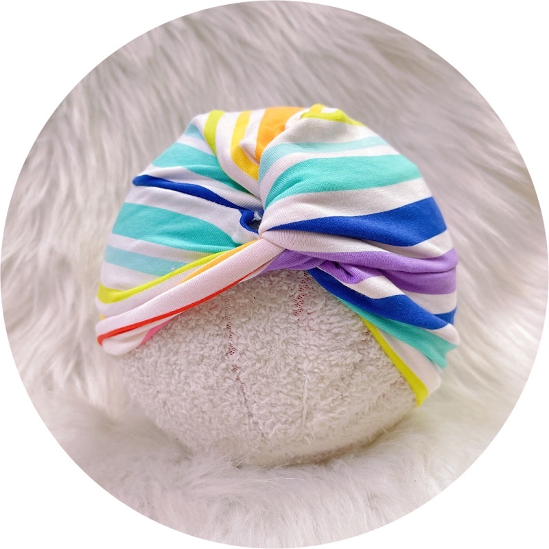 Mũ turban gắn tóc giả cho bé