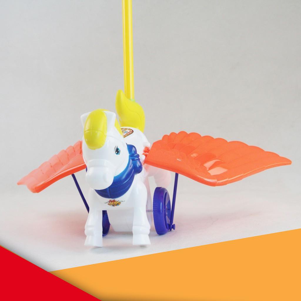 Đẩy ngựa reo chuông cho các bé đang tập đi