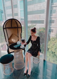 Váy ren cổ vuông khoét v