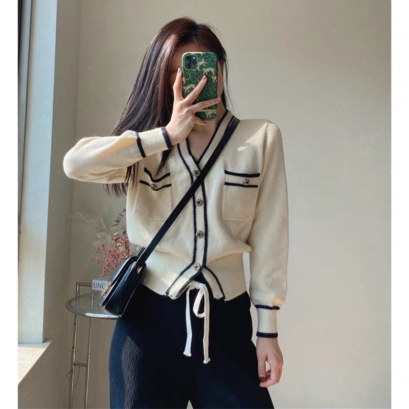 Áo len màu đỏ phong cách kiểu Nhật năm 2023