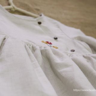 Váy linen thêu bé gái
