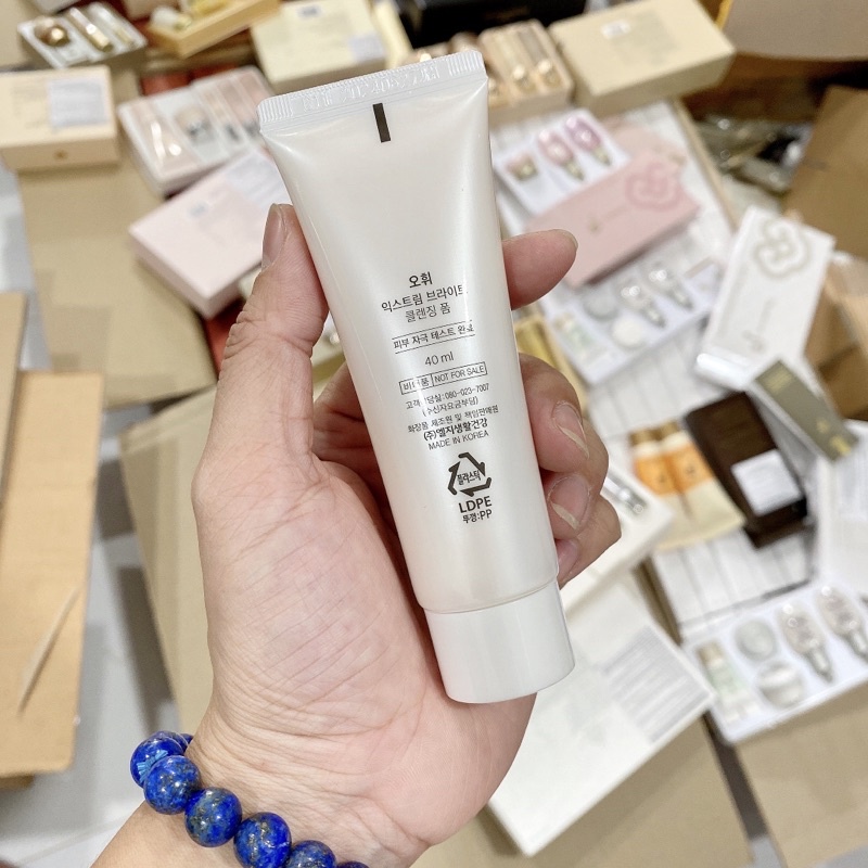 - Sữa rửa mặt Ohui trắng chứa hạt snow vitamin 40ml