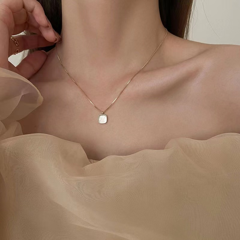 Dây Chuyền Mặt Hình Vuông Đơn Giản Sang Trọng Cho Nữ