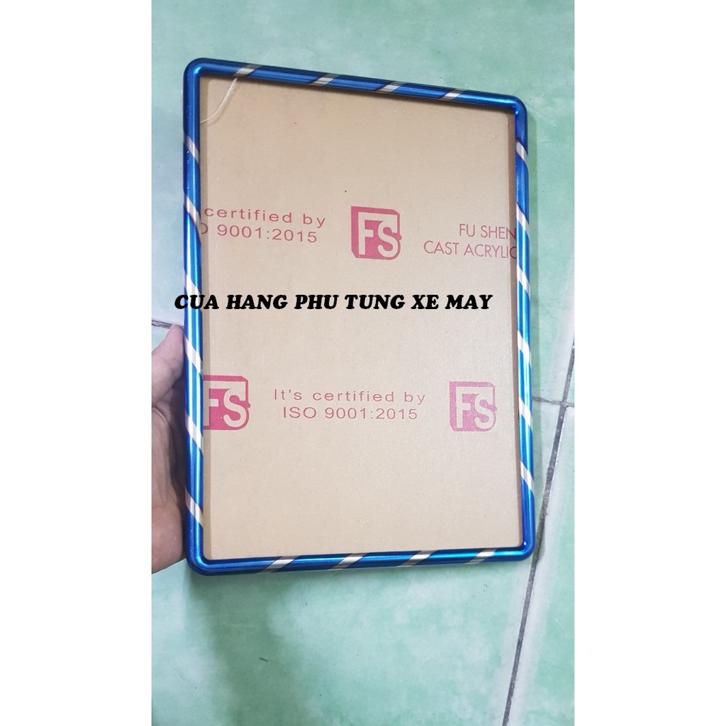 Trọn bộ ( trước + sau + pat ) khung biển số và ốp mica xe Ô tô - viền titan trắng xanh