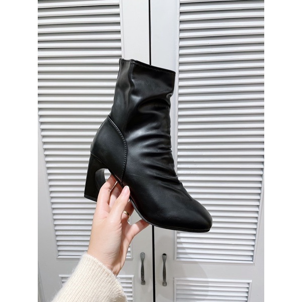 BEESHOES - BOOT DA MỀM MŨI VUÔNG - BOOT ĐẾ TRỤ CAO 7CM CÓ SẴN MÀU ĐEN - KEM 220108
