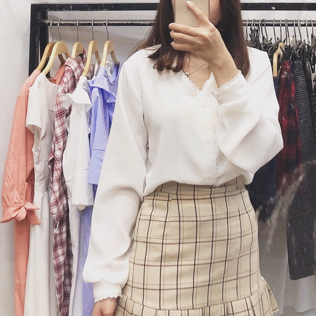 Áo trắng viền ren