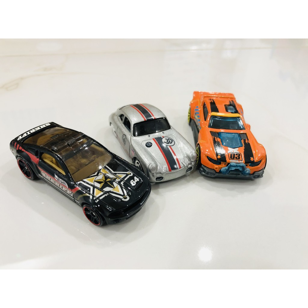 Combo 5 xe dòng cơ bản Hot Wheels C4982 - nguyên vỉ (Giao mẫu ngẫu nhiên)