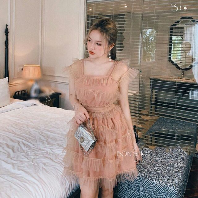 Team bánh bèo k thể bỏ qua em váy này đâu ạ ,cứ phải gọi là xinh xuất sắc,Hihi. Váy ren tầng 2 lớp, lưng V siêu đẹp ❤️