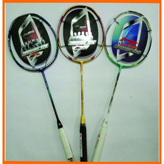 Vợt cầu lông Li-ning, khung carbon được tặng 1 lần cước, cuốn cán và bao vợt đi kèm.