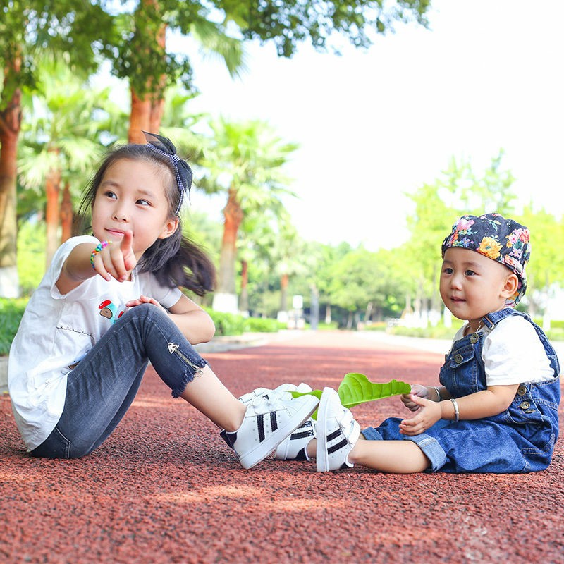 Giày thể thao bé trai bé gái - Giày trẻ em quai dán 2 vạch đen da PU màu trắng siêu mềm cho bé trai bé gái M208