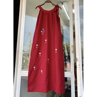 Đầm linen tưng premium cổ yếm thêu tay