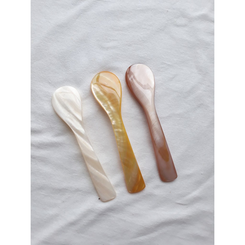 Thìa trai nhỏ ăn sữa chua, ăn trứng cá hồi