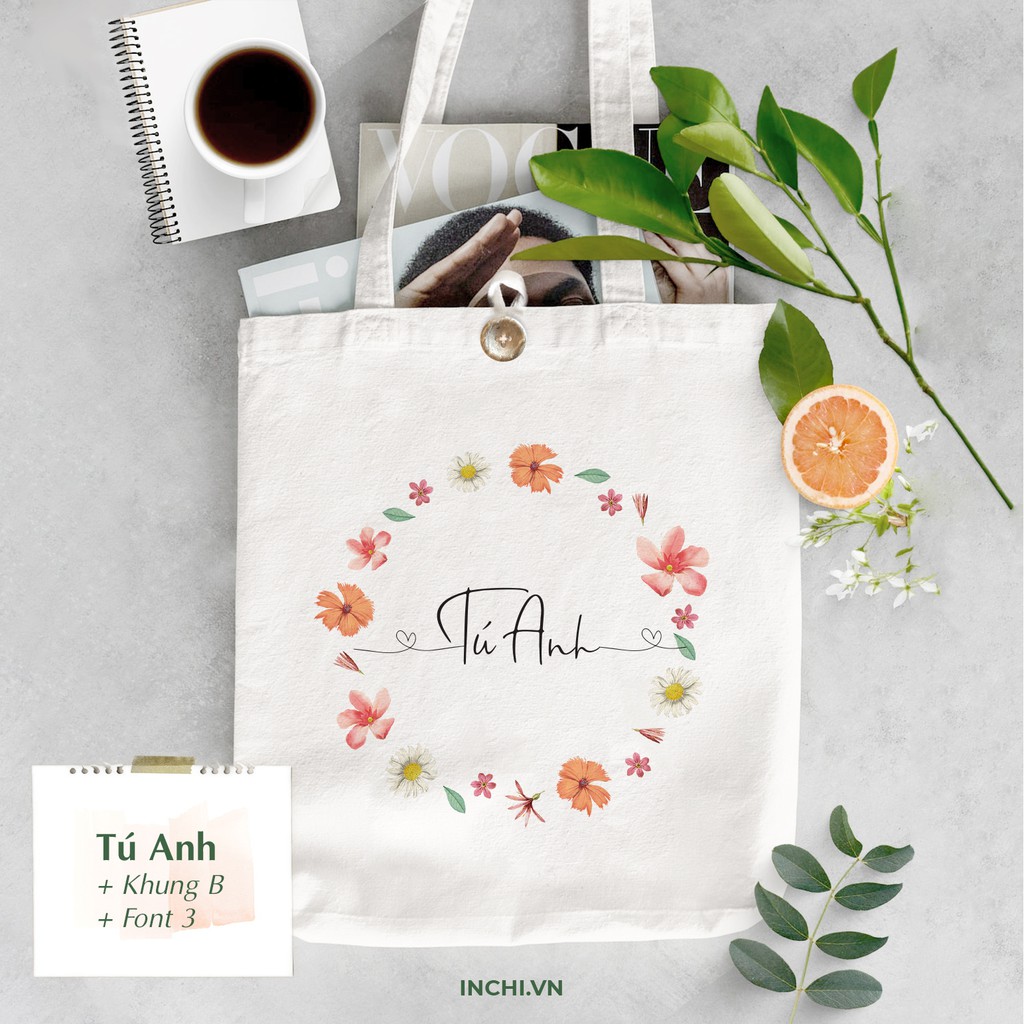 TÚI TOTE IN TÊN THEO YÊU CẦU PHỐI KHUNG HOA BẮT MẮT VẢI CANVAS CÓ KHÓA MIỆNG PHONG CÁCH VINTAGE.