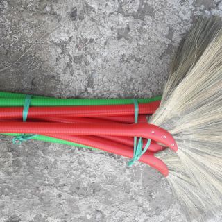 Chổi cỏ quét nhà cán mủ