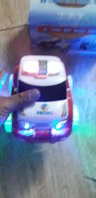 Chiếc xe mô hình Police bằng nhựa có nhạc và đèn led tặng kèm pin