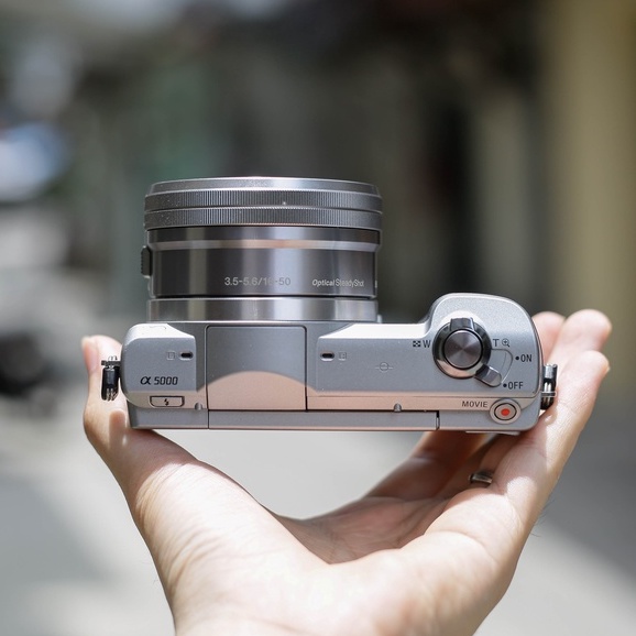 Bộ máy ảnh Sony Alpha A5000 kèm ống kính Sony SEL 16-50mm OSS  Mirrorless nhỏ gọn, màn hình lật chuyên selfie, vlog