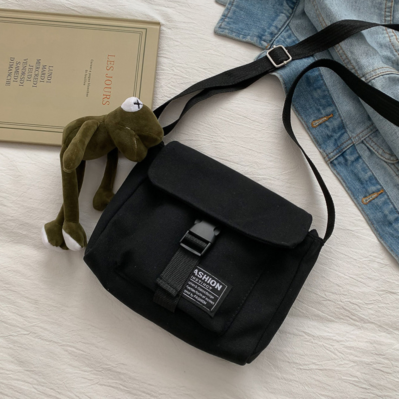 IELGY all-match frog pendant messenger bag Canvas black Korean version tooling style one shoulder canvas Japanese