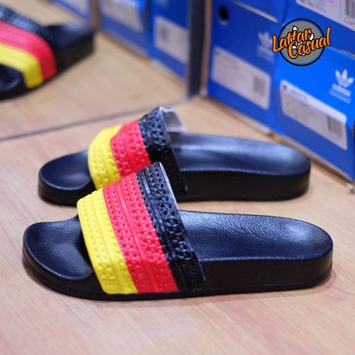 Giày sandal Adidas Adilette kiểu Đức cá tính