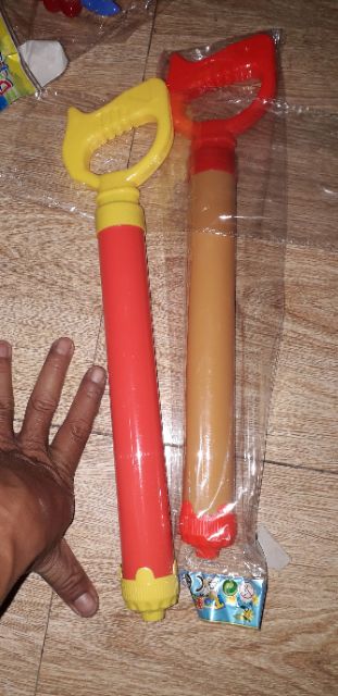 Một chiếc ống xịt nước bằng nhựa dài 36cm