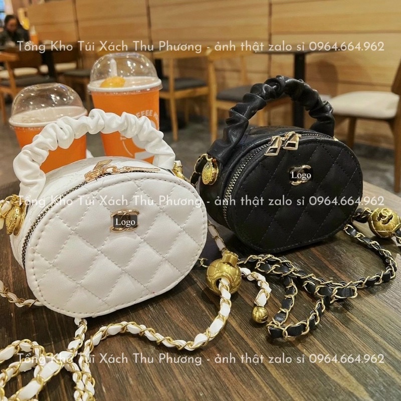Túi đeo chéo dáng tròn quai nhún trần ô đính logo kèm dây đeo quả chuông siêu xinh