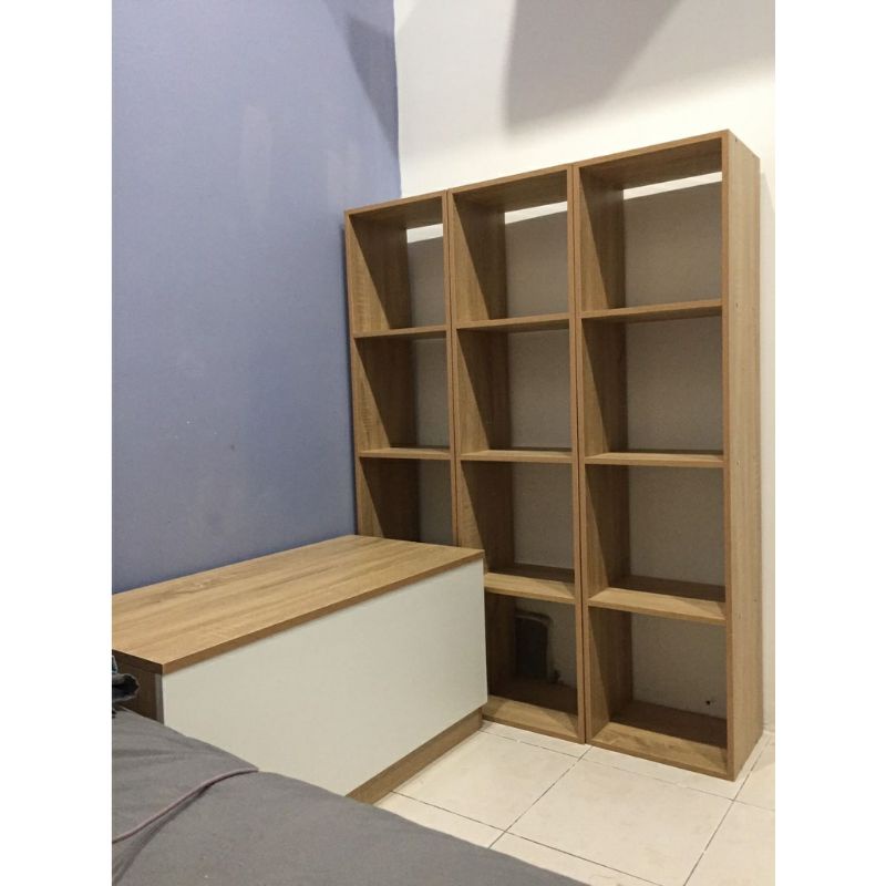 Kệ sách để sàn tổ ong Model, kệ đa năng để đồ phòng khách màu Vân gỗ GP100