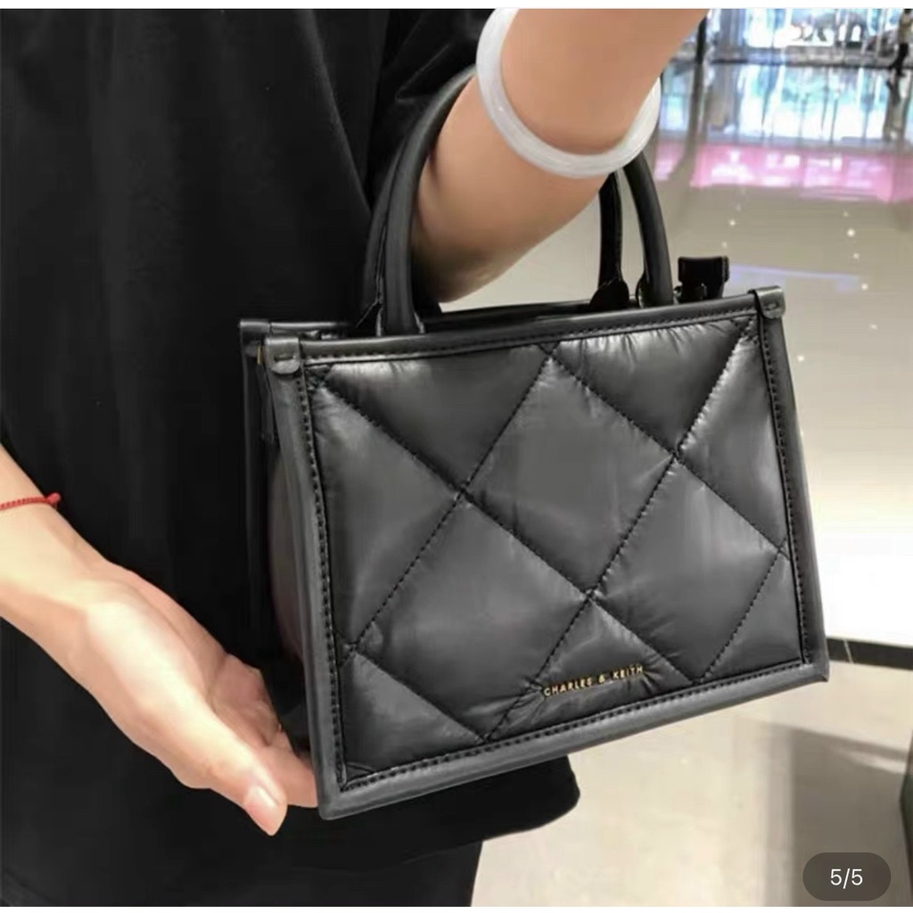 Túi đeo chéo / quai xách Charles&amp;keith model CK2-30781600 2 màu sang trọng dễ phối đồ sang trọng hàng hiệu