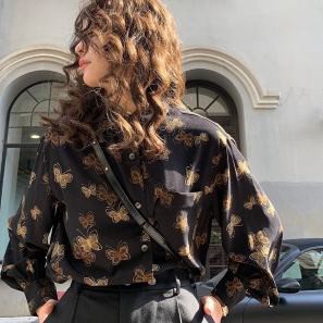 COSMOS Áo Sơ Mi Nữ Tay Dài Cổ Chữ V In Hình Bướm Thời Trang 20fw