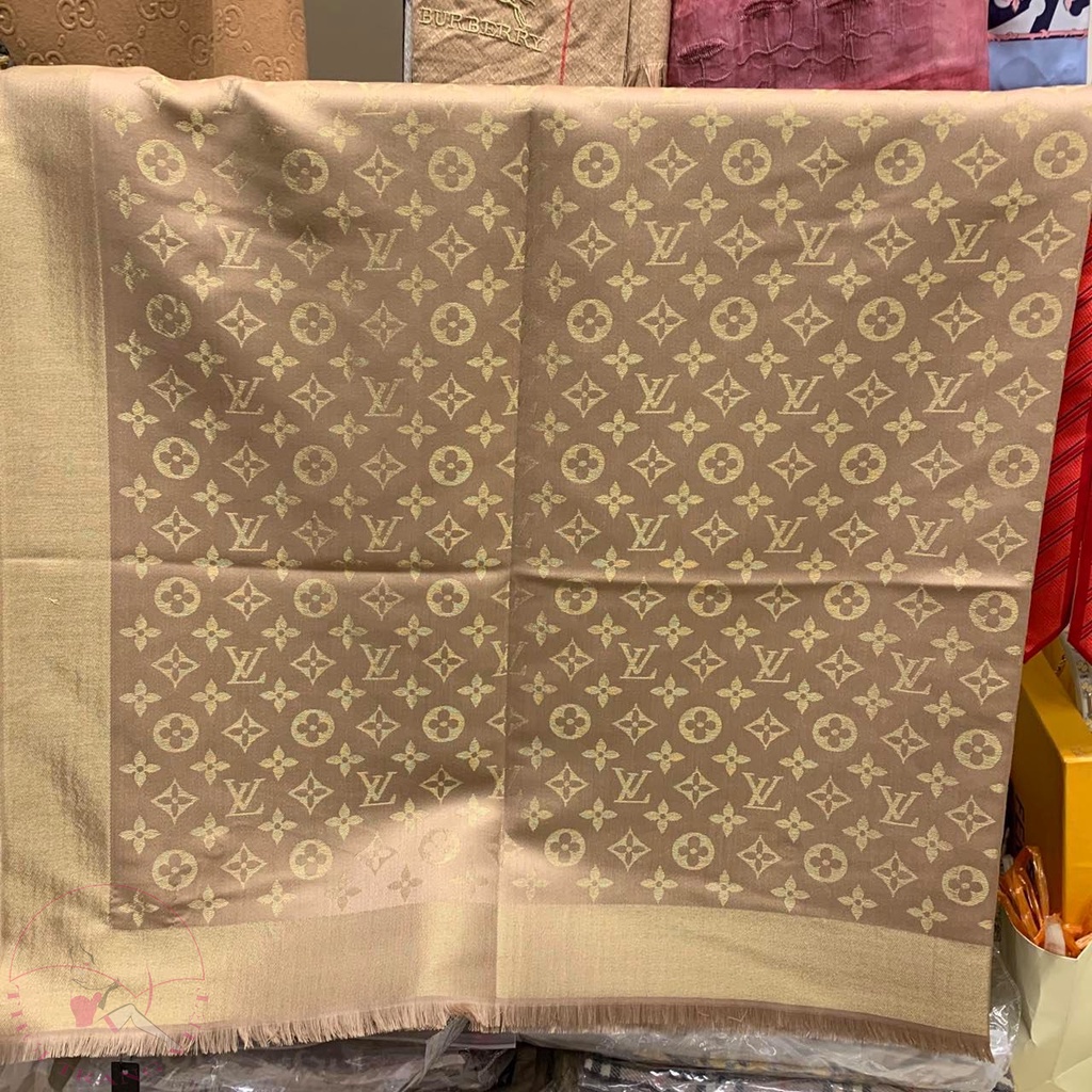 Khăn Choàng Lụa Vuông Be Nhũ Vàng Lv siêu cấp 1.4m