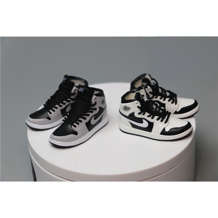 Mô Hình Giày Bóng Rổ Gấu Trúc Đỏ 3D 1 / 6 Gray J0rdan 1 Shadow 2.0 12 "Thời Trang