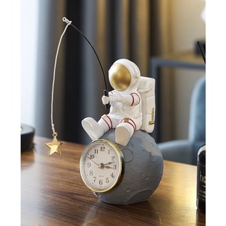 Order đồng hồ để bàn phi hành gia trang trí bàn làm việc, phòng khách