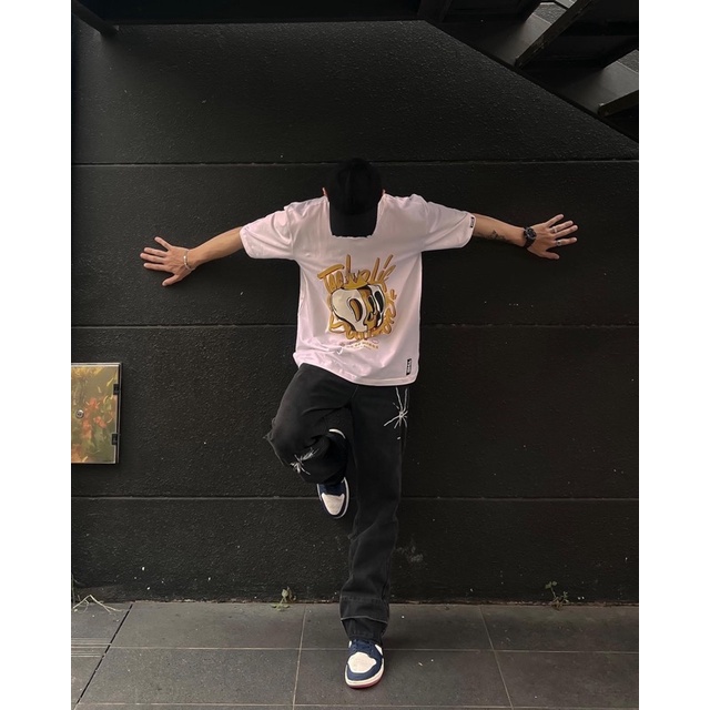 Áo Thun Unisex TeeHolic In Logo THS King Of King Màu Trắng Đen