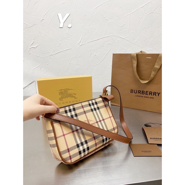 Túi Burberry hoạ tiết