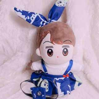 Outfit cho Doll 20cm. Set gồm : váy yếm màu xanh họa tiết kèm với áo thun coton trắng. Có nơ đầu . Tặng kèm balo..... ..