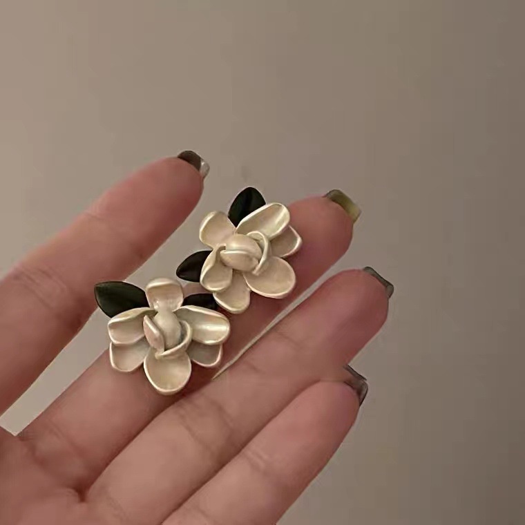 Bông Tai Hình Hoa Sơn Màu Phong Cách Retro Hợp Xu Hướng