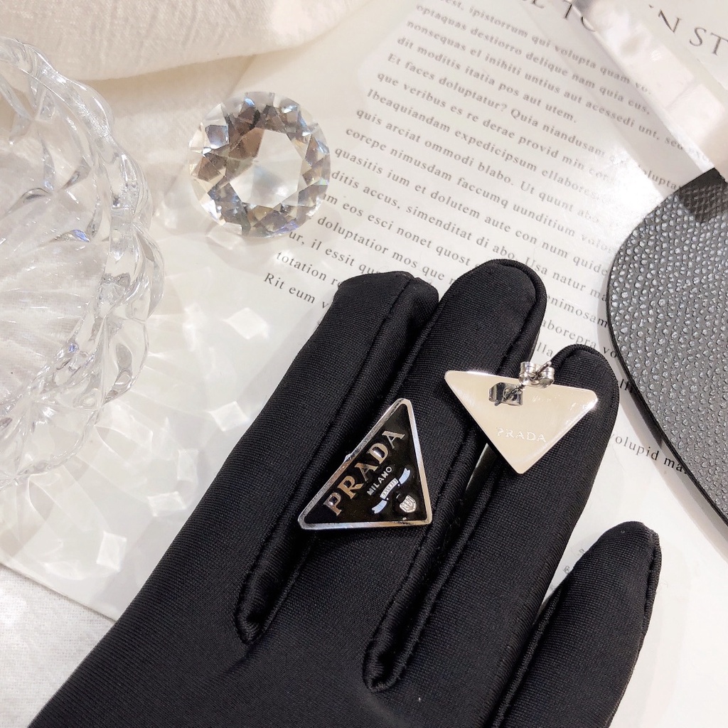 Khuyên tai PRADA hình tam giác bằng kim loại đính đá sang trọng cho nữ