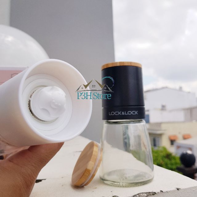 Cối xay tiêu thủy tinh Lock&Lock dung tích 140ml lưỡi sứ nắp gỗ sồi tiện dụng CKO115 | BigBuy360 - bigbuy360.vn