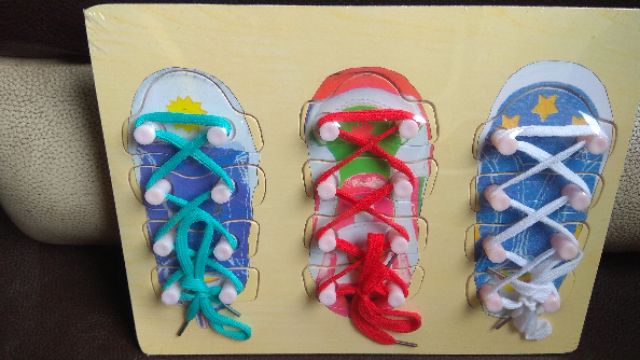 Bảng gỗ kỹ năng xỏ giày dép montessori giá rẻ nhất