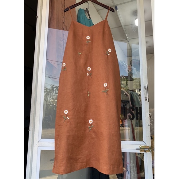 Đầm linen dây nâu thêu hoa cúc rơi siêu dễ thương