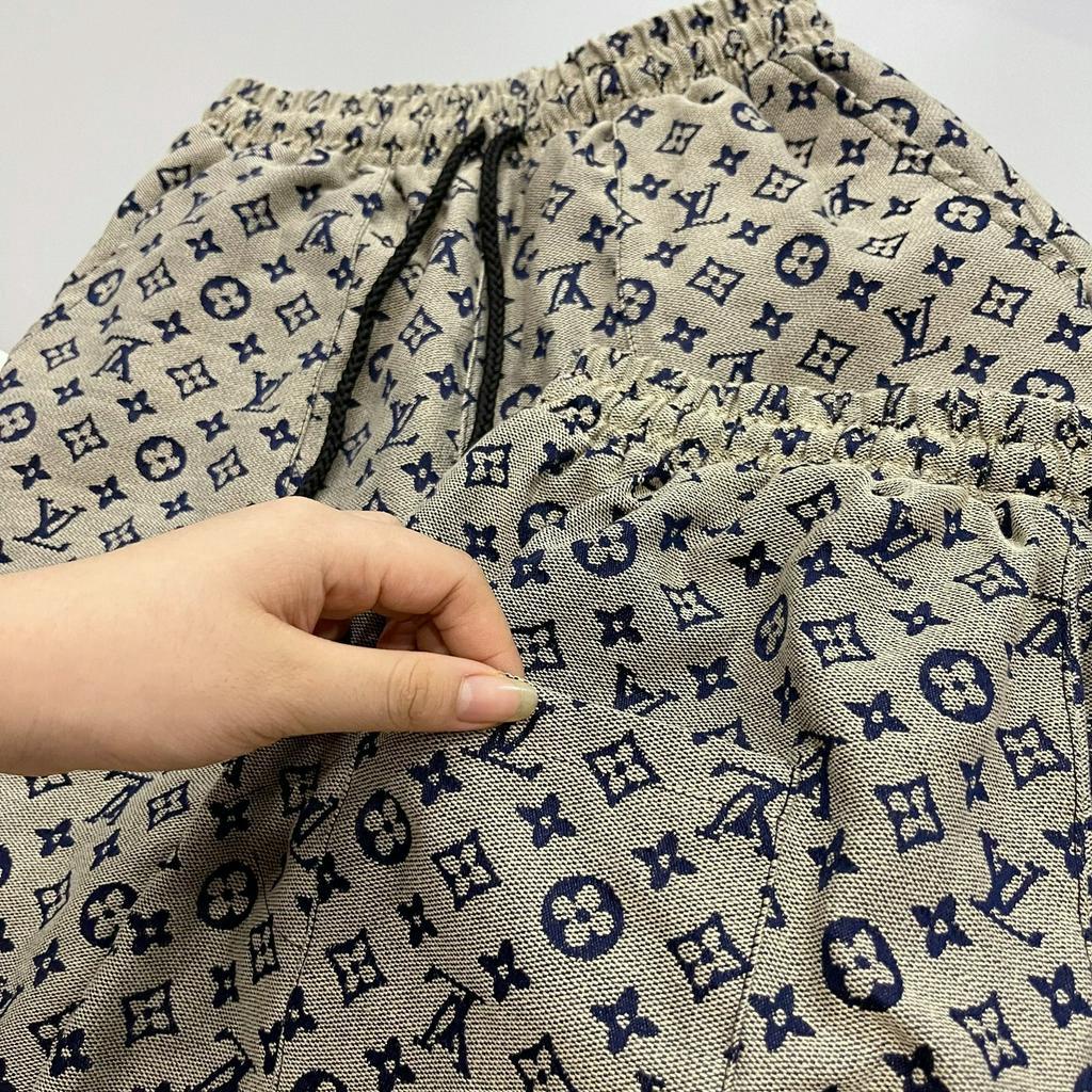 Quần đùi thun xốp dập nổi, chất liệu xốp thoáng mát in dập nổi họa tiết LV, thời trang nam nữ hot trend