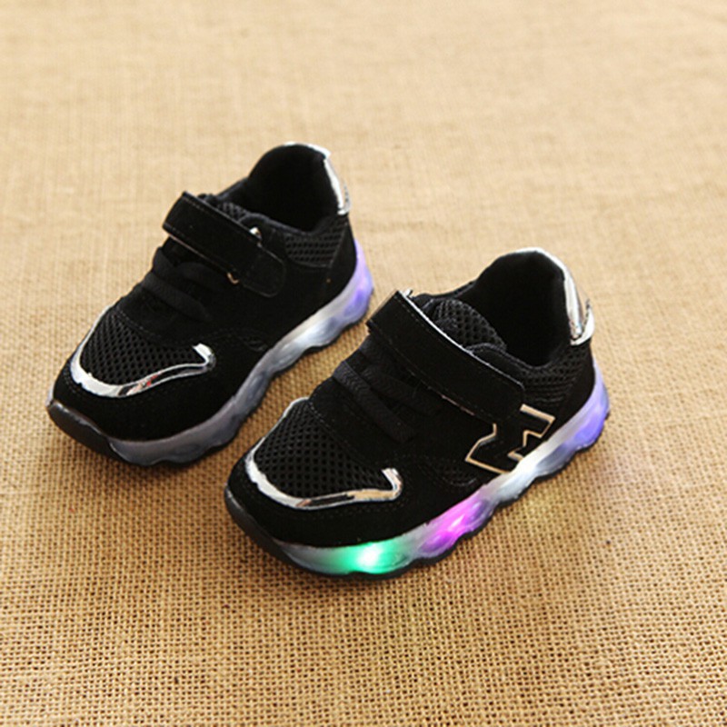 Giày thể thao có đèn LED cho em bé