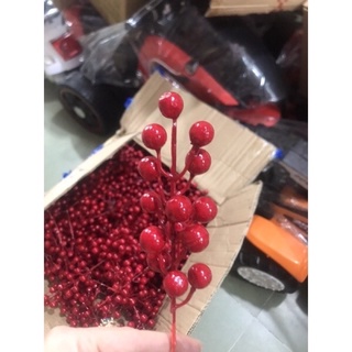 Chùm quả đỏ may mắn trang trí cây thông