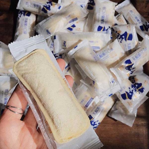 Bánh sữa chua ông già Horsh, vỏ mềm, nhân bánh đặc sánh, vị ngọt vừa phải xen lẫn vị chua nhẹ