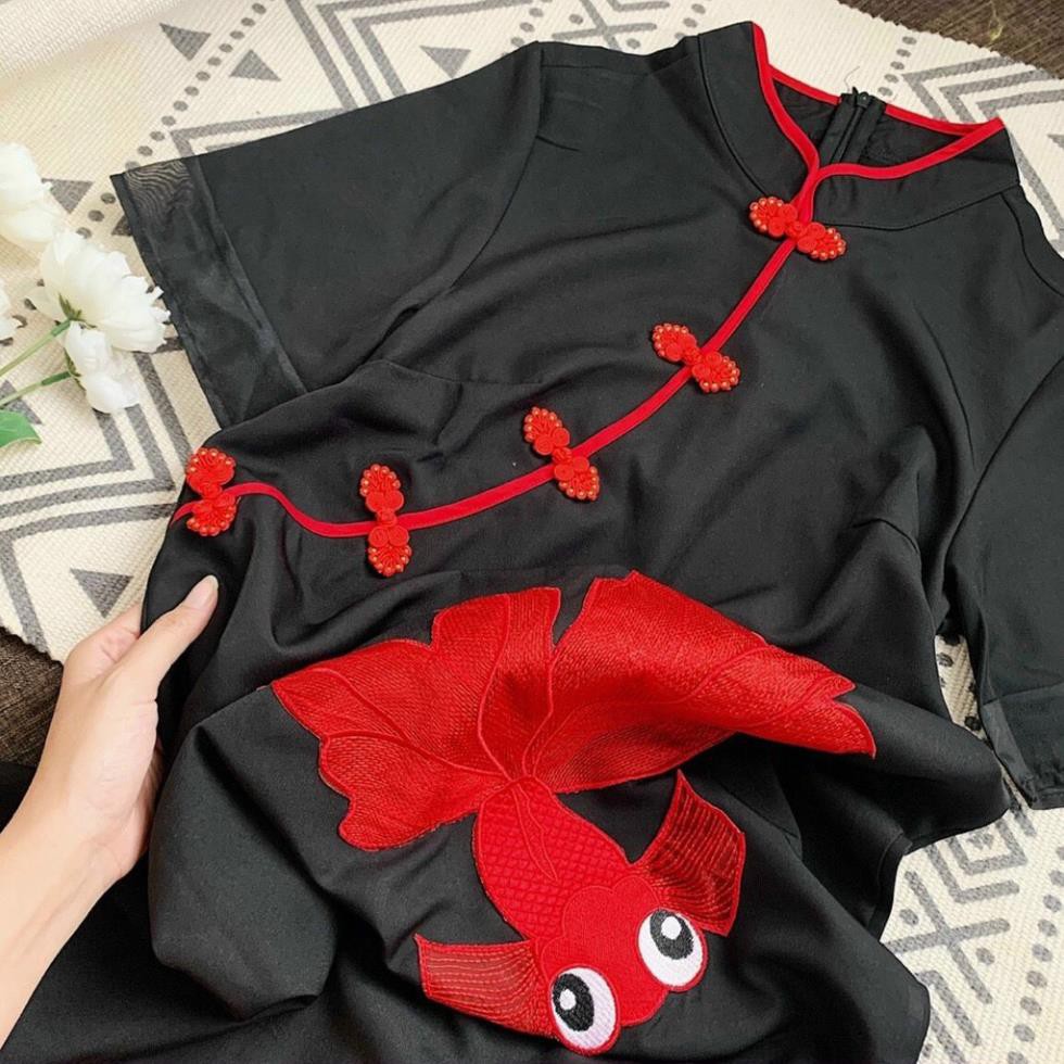 Đầm Suông Màu Đen Cổ Tàu, Sườn Xám Cách Tân Thêu Nổi Họa Tiết Con Cá Xẻ Tà Trang Trí Thời Trang Quảng Châu 2021. | BigBuy360 - bigbuy360.vn