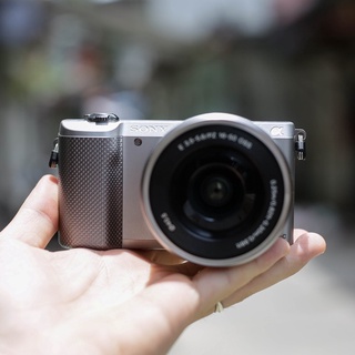 Bộ máy ảnh Sony Alpha A5000 kèm ống kính Sony SEL 16-50mm OSS Mirrorless nhỏ gọn, màn hình lật chuyên selfie, vlog