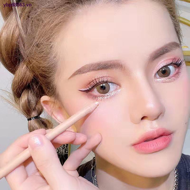 Phấn mắt dạng lỏng ánh ngọc trai tự nhiên độ bóng cao làm sáng da
