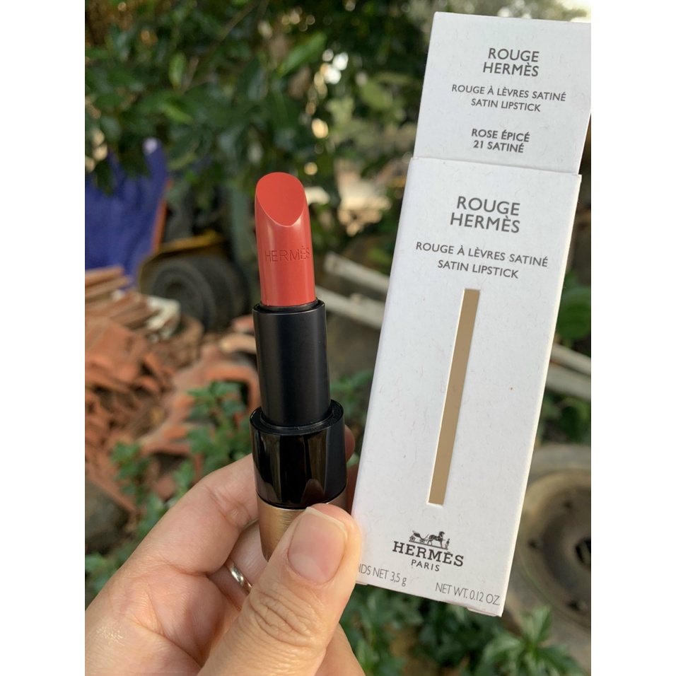 Son môi sân bay Hers Matte Màu 64 Rouge Casaque – Màu Đỏ Tươi