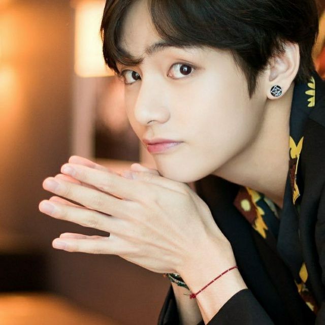 Vòng tay đan dây đỏ Taehyung